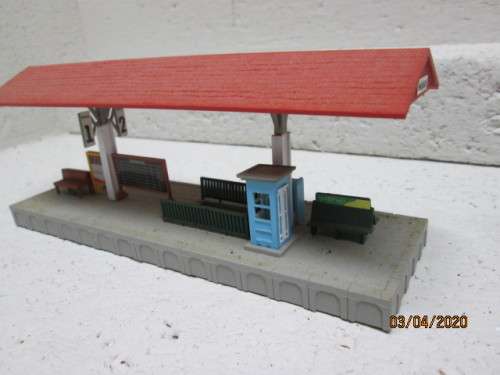 HO SCALE : BACHMANN PLATFORM STATION & FREIGHT STATION (BOXED) - LOT 119AA