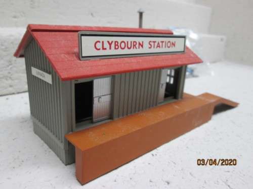 HO SCALE : BACHMANN PLATFORM STATION & FREIGHT STATION (BOXED) - LOT 119AA