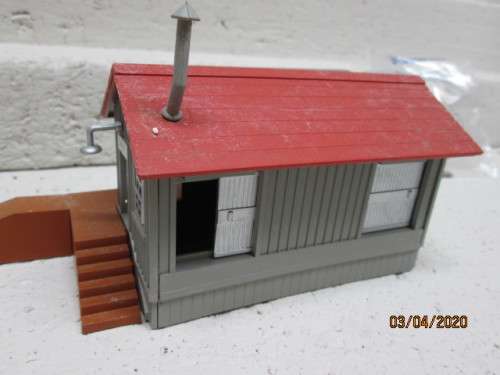 HO SCALE : BACHMANN PLATFORM STATION & FREIGHT STATION (BOXED) - LOT 119AA