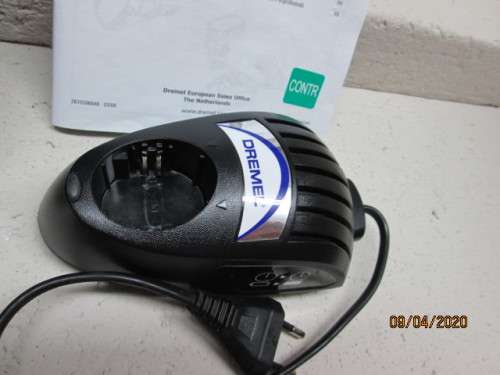 HO SCALE : DREMEL BAG PLUS BATTERY CHARGER - LOT 163AA