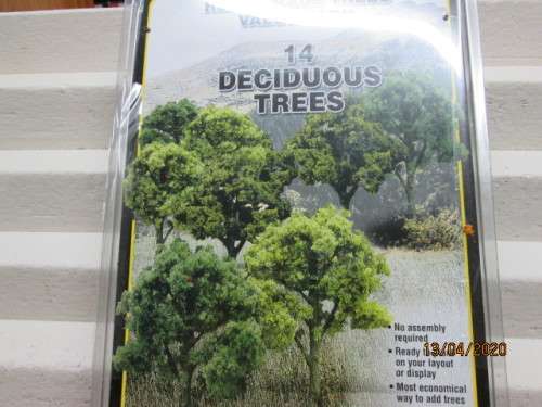 HO SCALE : WOODLAND SCENICS : 14 DECIDUOS TREES (BOXED) - LOT 185AA