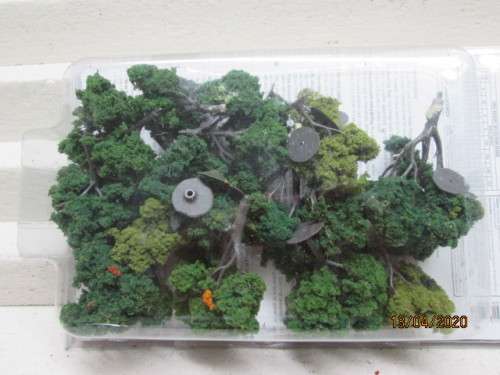HO SCALE : WOODLAND SCENICS : 14 DECIDUOS TREES (BOXED) - LOT 185AA