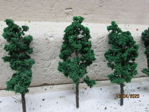 HO or N  SCALE : SMALL TREES x8 - LOT 210AA