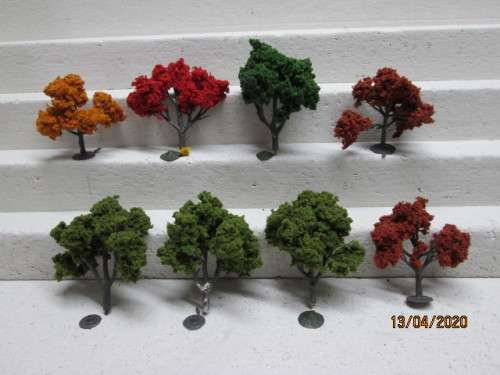 HO SCALE : VARIOUS TREES x8 - LOT 211AA