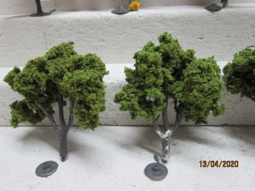 HO SCALE : VARIOUS TREES x8 - LOT 211AA
