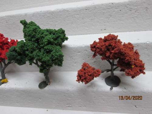 HO SCALE : VARIOUS TREES x8 - LOT 211AA