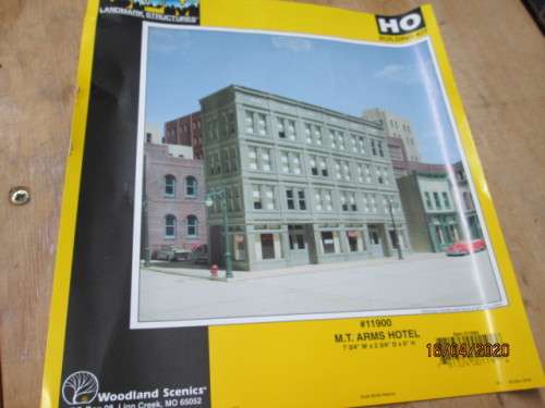 HO SCALE : WOODLAND SCENICS M.T. ARMS HOTEL KIT - LOT 385AA