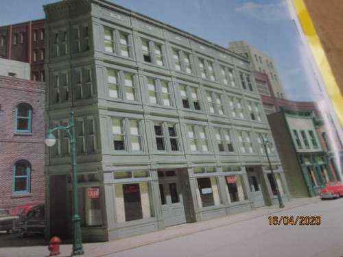 HO SCALE : WOODLAND SCENICS M.T. ARMS HOTEL KIT - LOT 385AA