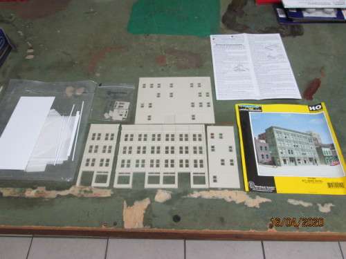HO SCALE : WOODLAND SCENICS M.T. ARMS HOTEL KIT - LOT 385AA