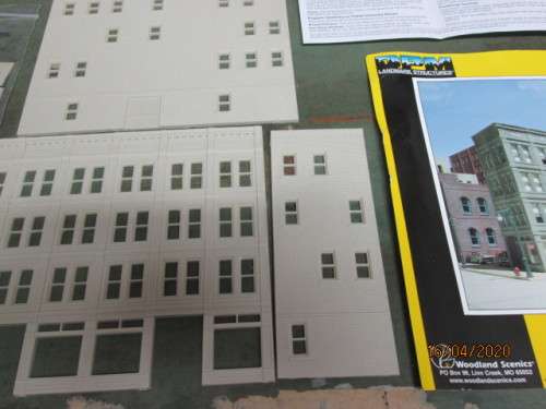 HO SCALE : WOODLAND SCENICS M.T. ARMS HOTEL KIT - LOT 385AA