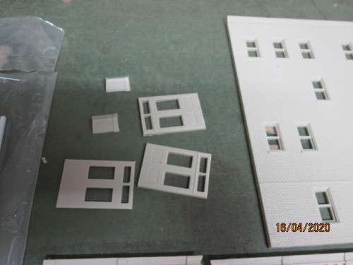HO SCALE : WOODLAND SCENICS M.T. ARMS HOTEL KIT - LOT 385AA