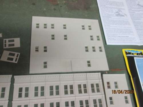 HO SCALE : WOODLAND SCENICS M.T. ARMS HOTEL KIT - LOT 385AA