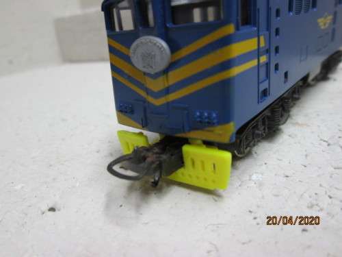 HO SCALE :  LIMA SAR REPLACEMENT YELLOW COW-CATCHER  - LOT 414AA