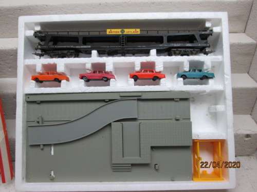 HO SCALE : LIMA AUTOMATIC CAR UNLOADER (BOXED) - LOT 458AA