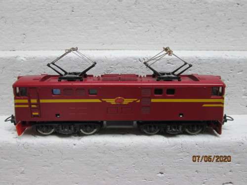 HO SCALE : LIMA SAR RED 5E DUMMY LOCOMOTIVE - LOT 565AA