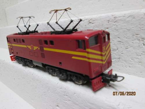 HO SCALE : LIMA SAR RED 5E DUMMY LOCOMOTIVE - LOT 565AA