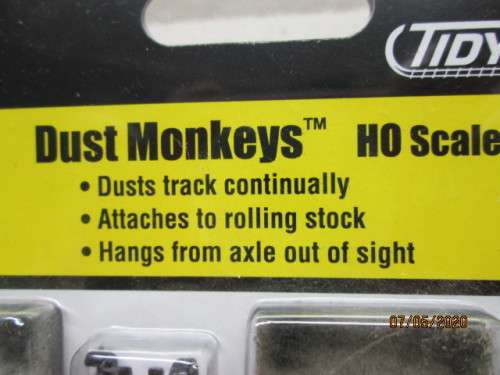 HO SCALE : WOODLAND SCENICS DUST MONKEYS x4 - LOT 592AA