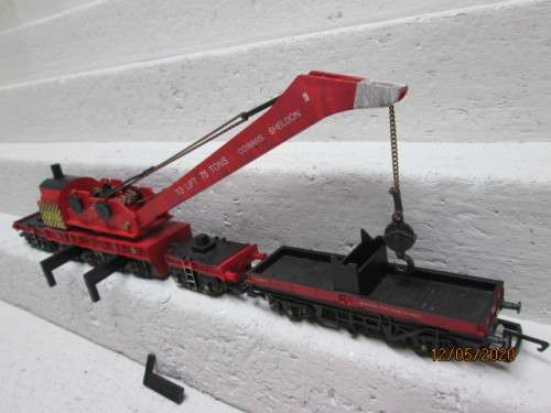 OO SCALE : HORNBY RED 75 TON COWANS SHELDON RAIL CRANE SET - LOT 629AA