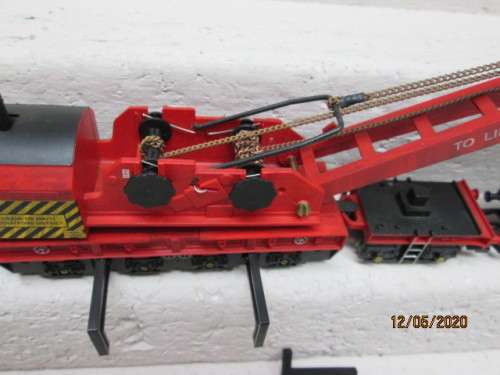 OO SCALE : HORNBY RED 75 TON COWANS SHELDON RAIL CRANE SET - LOT 629AA