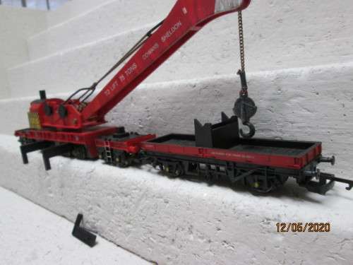 OO SCALE : HORNBY RED 75 TON COWANS SHELDON RAIL CRANE SET - LOT 629AA