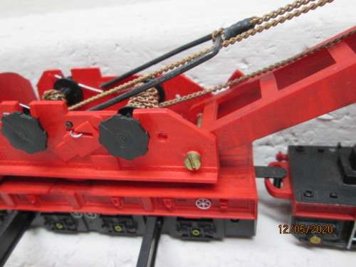 OO SCALE : HORNBY RED 75 TON COWANS SHELDON RAIL CRANE SET - LOT 629AA