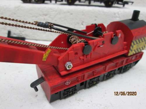 OO SCALE : HORNBY RED 75 TON COWANS SHELDON RAIL CRANE SET - LOT 629AA