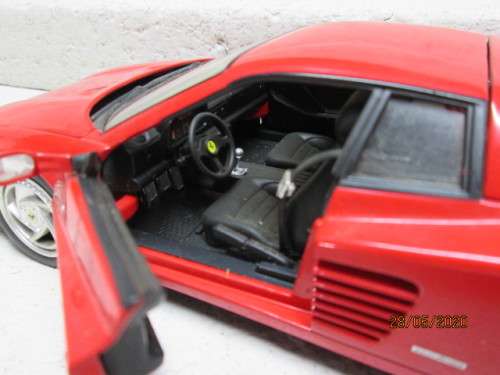 1:18 SCALE : HOTWHEELS FERRARI F512M TESTAROSSA - LOT 843AA