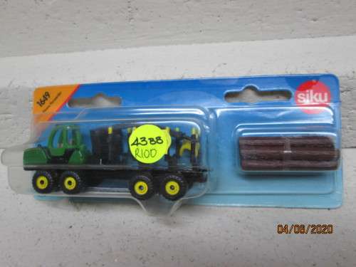 HO SCALE - SIKU - JOHN DEERE LOG CARRIER TRACTOR - BOXED - LOT 43 BB