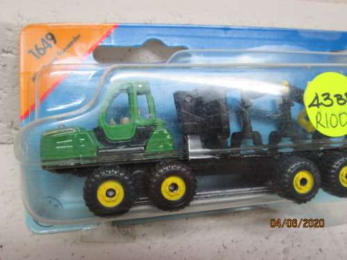 HO SCALE - SIKU - JOHN DEERE LOG CARRIER TRACTOR - BOXED - LOT 43 BB