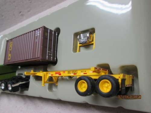 HO SCALE : ATHEARN KENWORTH TRUCK & TRAILER WITH CONTAINER (BOXED) - LOT 89BB