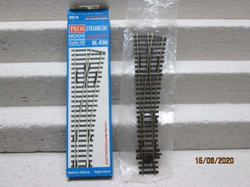 HO/OO SCALE : PECO MEDIUM RADIUS RIGHT HAND POINT (BOXED) - LOT 109BB