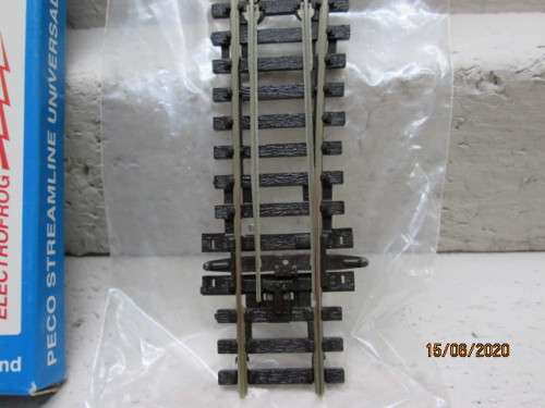 HO/OO SCALE : PECO MEDIUM RADIUS RIGHT HAND POINT (BOXED) - LOT 109BB