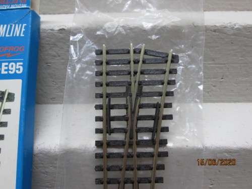 HO/OO SCALE : PECO MEDIUM RADIUS RIGHT HAND POINT (BOXED) - LOT 109BB