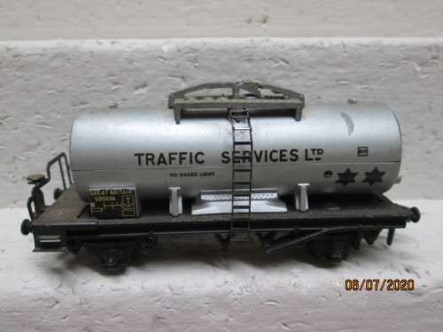 OO SCALE : HORNBY DUBLO TRAFFIC SERVICES TANKER - LOT 238BB