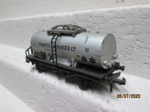 OO SCALE : HORNBY DUBLO TRAFFIC SERVICES TANKER - LOT 238BB