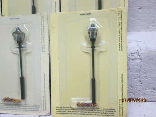 HO/OO SCALE : MODEL RAILWAY ELECTRIC LAMP POSTS x8 - LOT 315BB