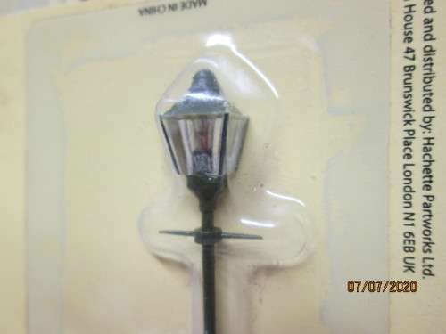 HO/OO SCALE : MODEL RAILWAY ELECTRIC LAMP POSTS x8 - LOT 315BB
