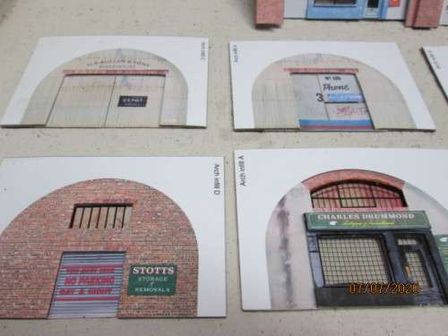OO/HO SCALE : BACKDROP 3D BUILDING x4 PIECES WITH 16 SHOP FRONTS - LOT 318BB
