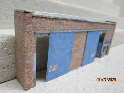 OO/HO SCALE : BACKDROP 3D BUILDING - LOT 319BB