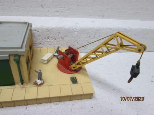 OO SCALE : HORNBY DUBLO STATION PLATFORM WITH LOADING CRANE FITTED - LOT 384BB