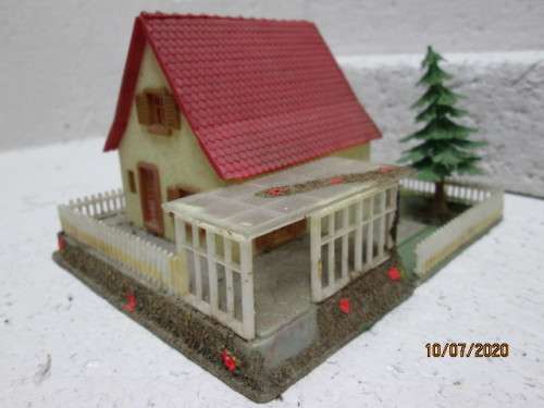 HO SCALE : HOUSE WITH SUN ROOM - LOT 391BB