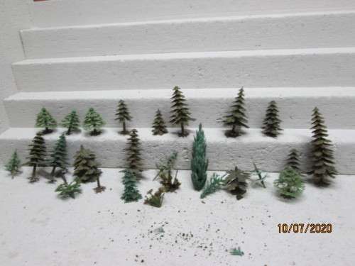 HO SCALE : ASSORTED PLASTIC TREES - LOT 406BB