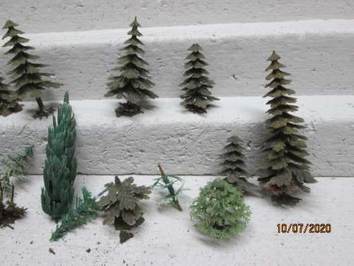 HO SCALE : ASSORTED PLASTIC TREES - LOT 406BB