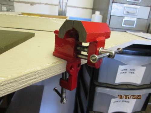 HO SCALE : MODEL WORK MINI METAL VICE - LOT 486BB