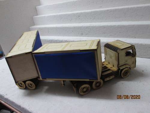 1:32 SCALE HINO  HORSE WITH SUPERLINK CANVAS SIDE TRAILORS- LOT 501BB