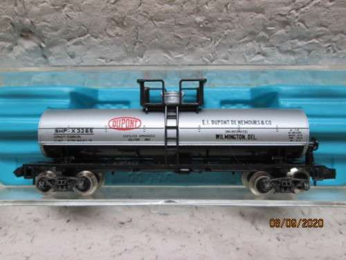 N SCALE: ATLAS:  SINGLE DOME DUPONT TANK CAR - BOXED
