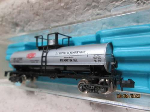 N SCALE: ATLAS:  SINGLE DOME DUPONT TANK CAR - BOXED