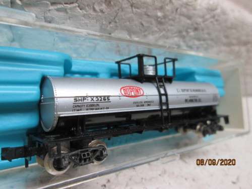 N SCALE: ATLAS:  SINGLE DOME DUPONT TANK CAR - BOXED