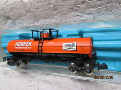 N SCALE: ATLAS:  SINGLE DOME HOOKER TANK CAR- BOXED