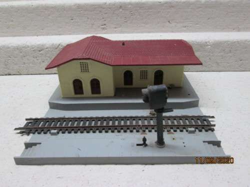 HO SCALE : LIMA : STATION BUILDING WITH RAIL ROBOT